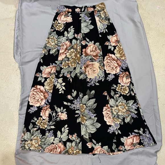 Black floral long button front  skirt petite - Picture 7 of 9
